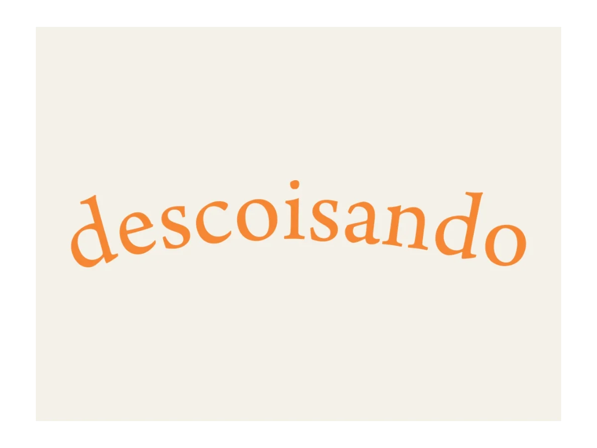 Logo da iniciativa Descoisando®  - Projeto artístico, educativo e transdisciplinar que se propõe descoisar seres e processos do nascer ao morrer. Ferramentas como peças teatrais, intervenções cênicas, palestras, oficina
